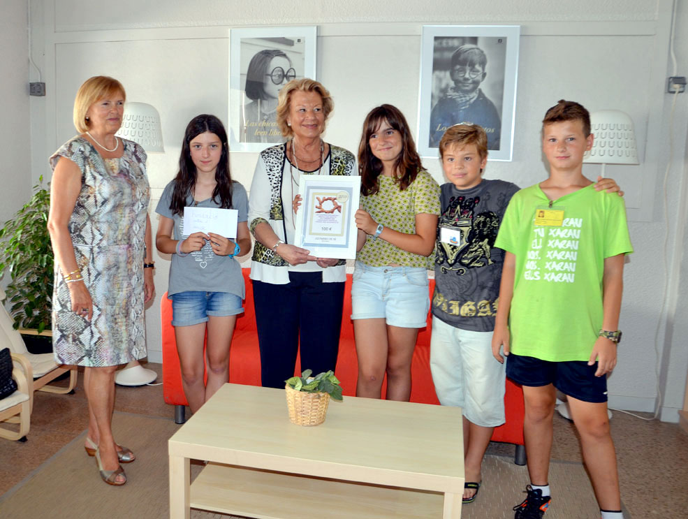 Les cooperatives de l'escola Xarau lliuren els beneficis a l'associació contra el càncer