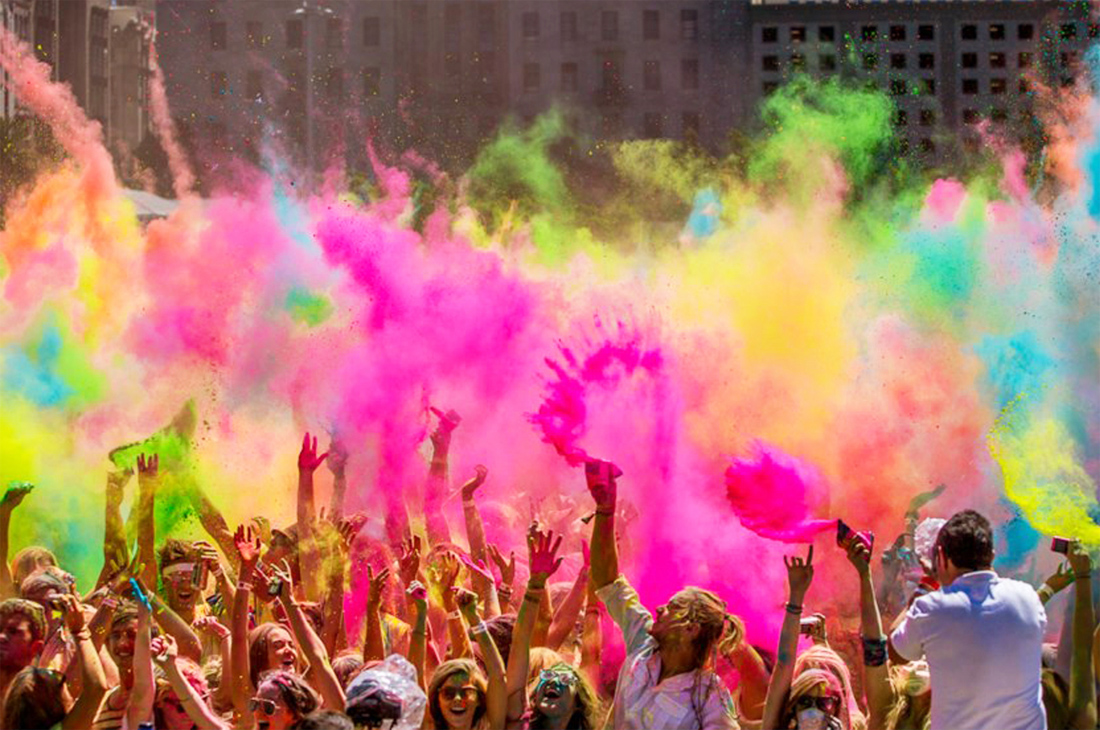 Esclat de colors Holi per tancar curs a la UAB