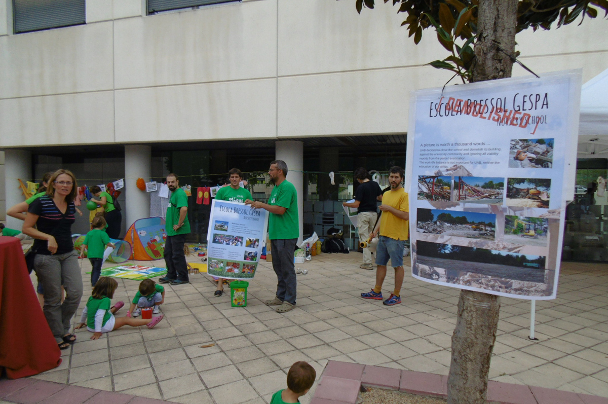 L'Ampa de La Gespa manté la protesta durant el congrés educatiu de la UAB