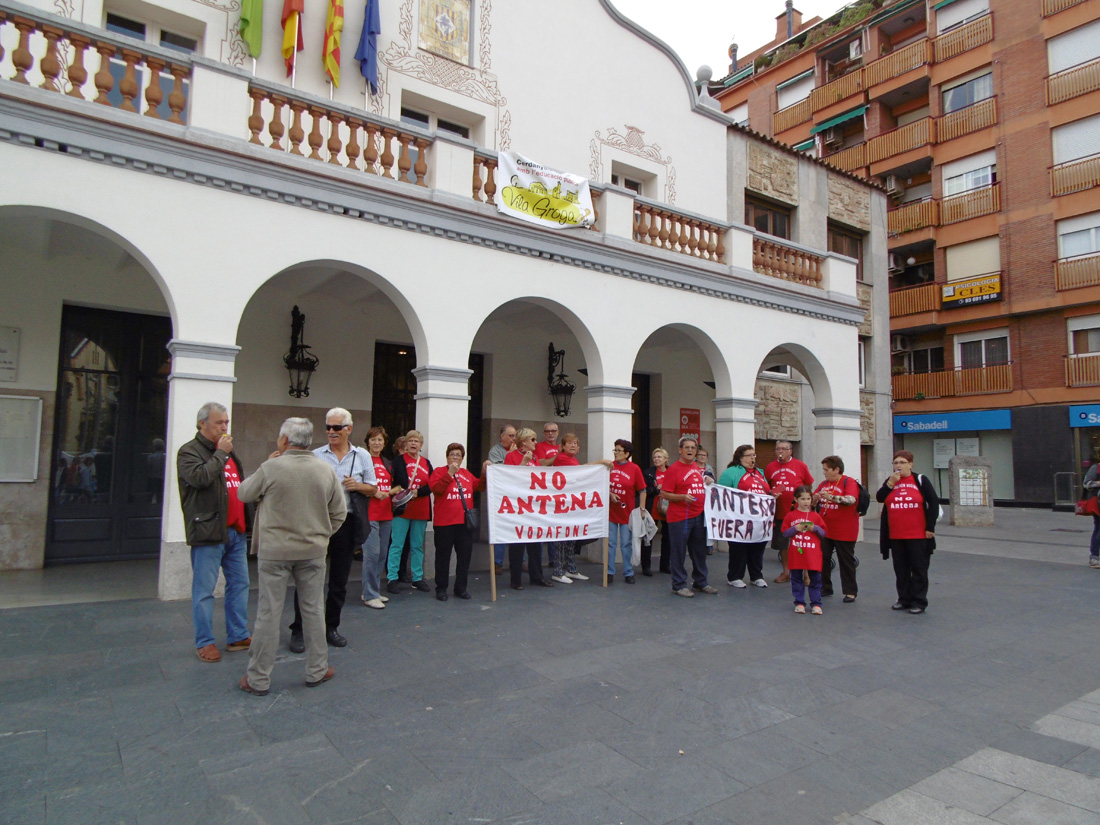 Els antiantenes reprenen mobilitzacions a l'espera de notícies de Vodafone