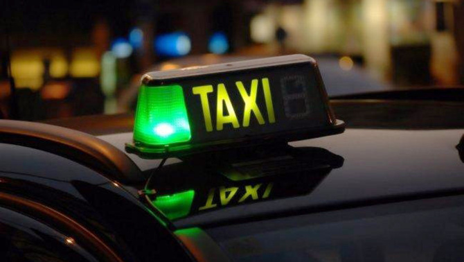 Troben el cadàver d'un home al costat d'un taxi a la carretera d'Horta