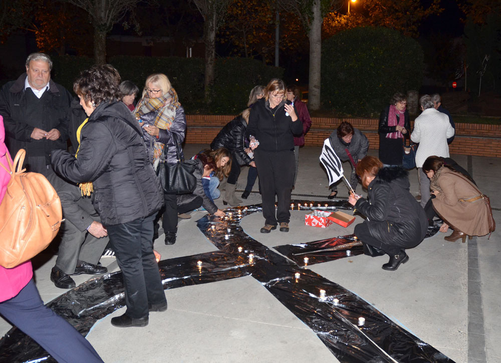 Una flama d'homenatge i esperança contra la violència masclista