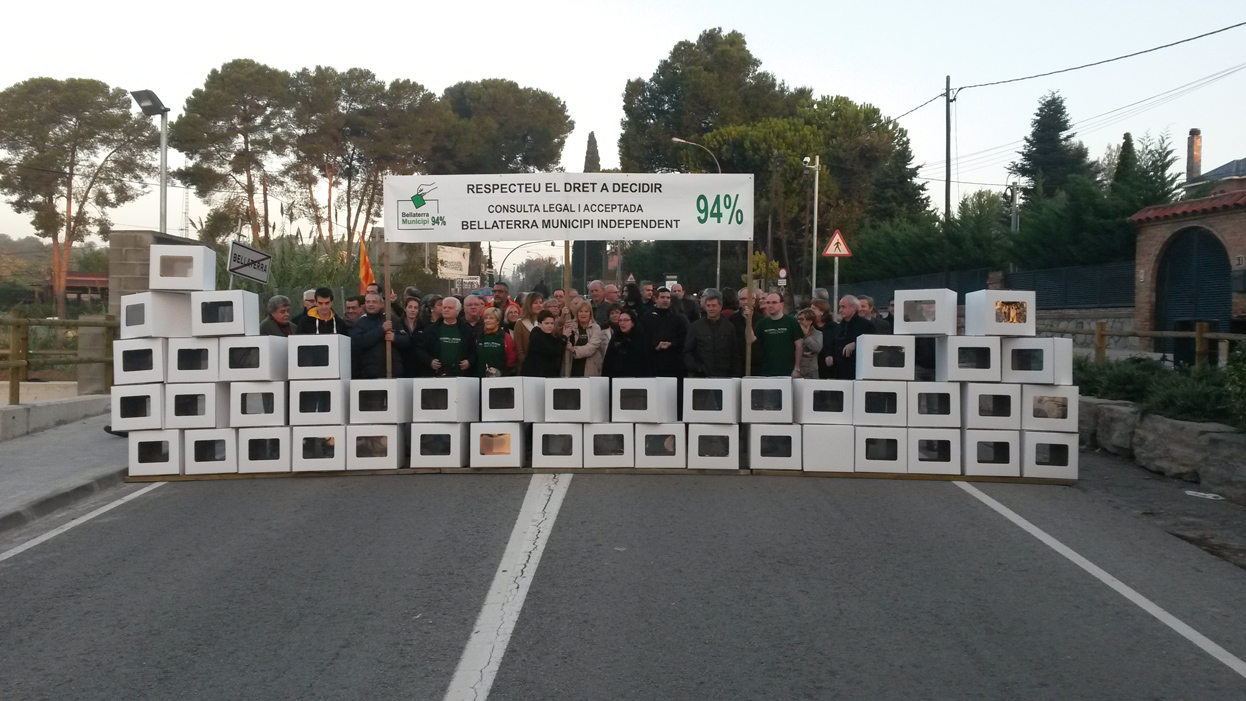 Veïns de Bellaterra tallen l'accés a la B30 per reclamar la independència