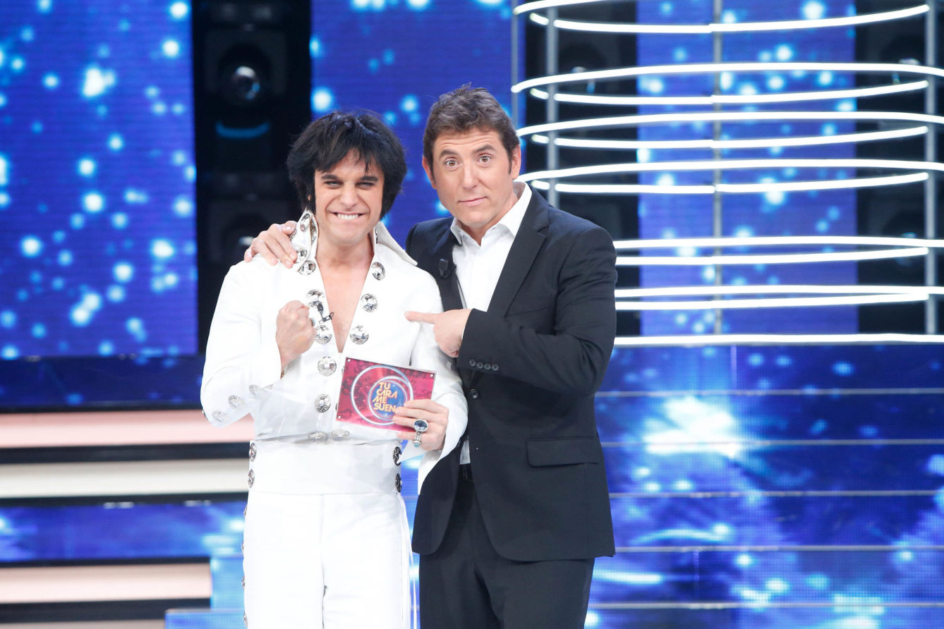 Adrián Rodríguez, guanyador de la gala 13 de 'Tu cara me suena', dóna el seu premi a la FADAM