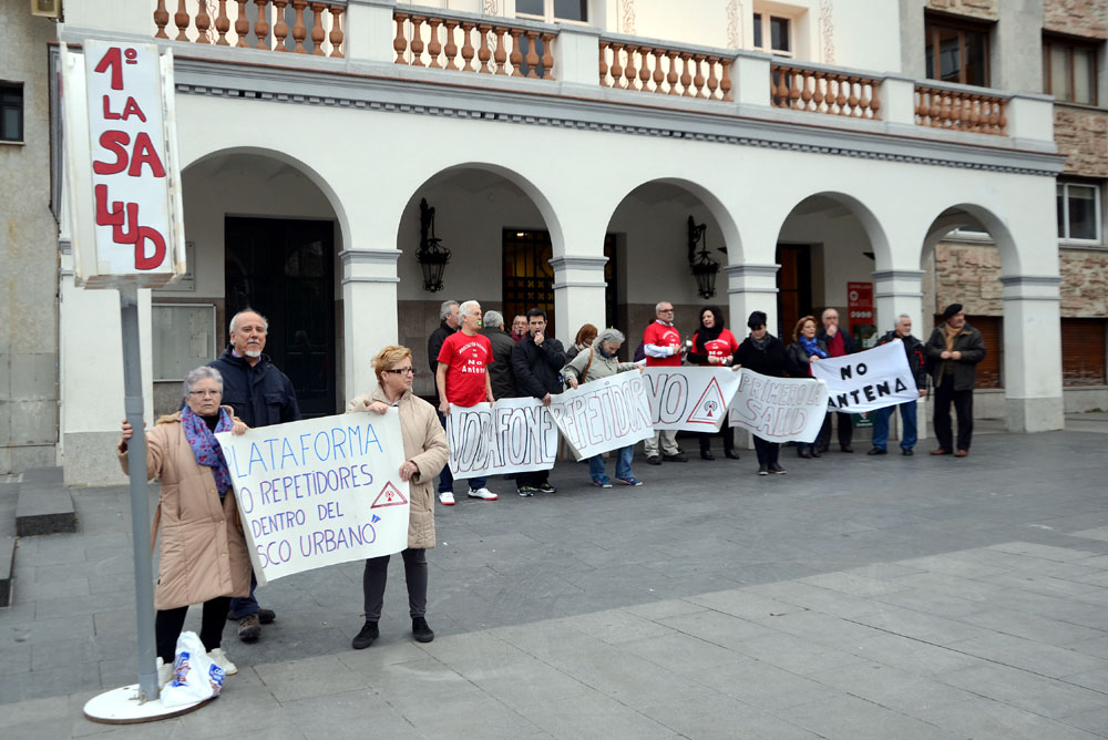 Els veïns demanen un pla d'antenes i aplicar les recomanacions del Consell d'Europa