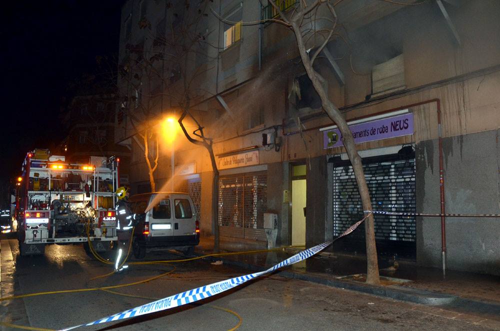 Una dona ferida en un incendi al carrer de Santiago