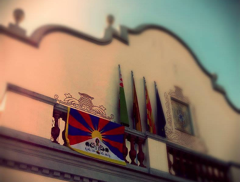 La bandera del Tibet oneja a l'Ajuntament