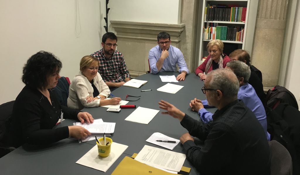 PSC i representants veïnals del Turó de Cerdanyola porten l’antena de telefonia mòbil al Parlament