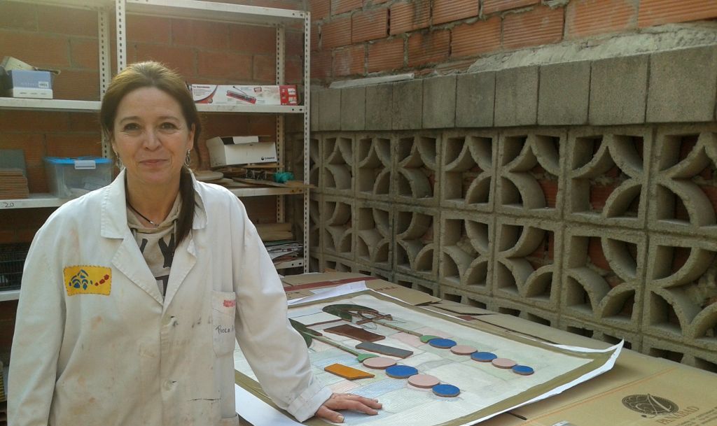 Toñi Jiménez manté la tradició artesana del trencadís