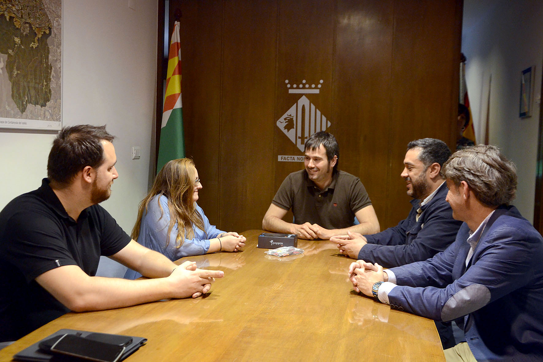Es lliura un mòbil nou a la guanyadora de la campanya per a l’ús de l’App de Cerdanyola