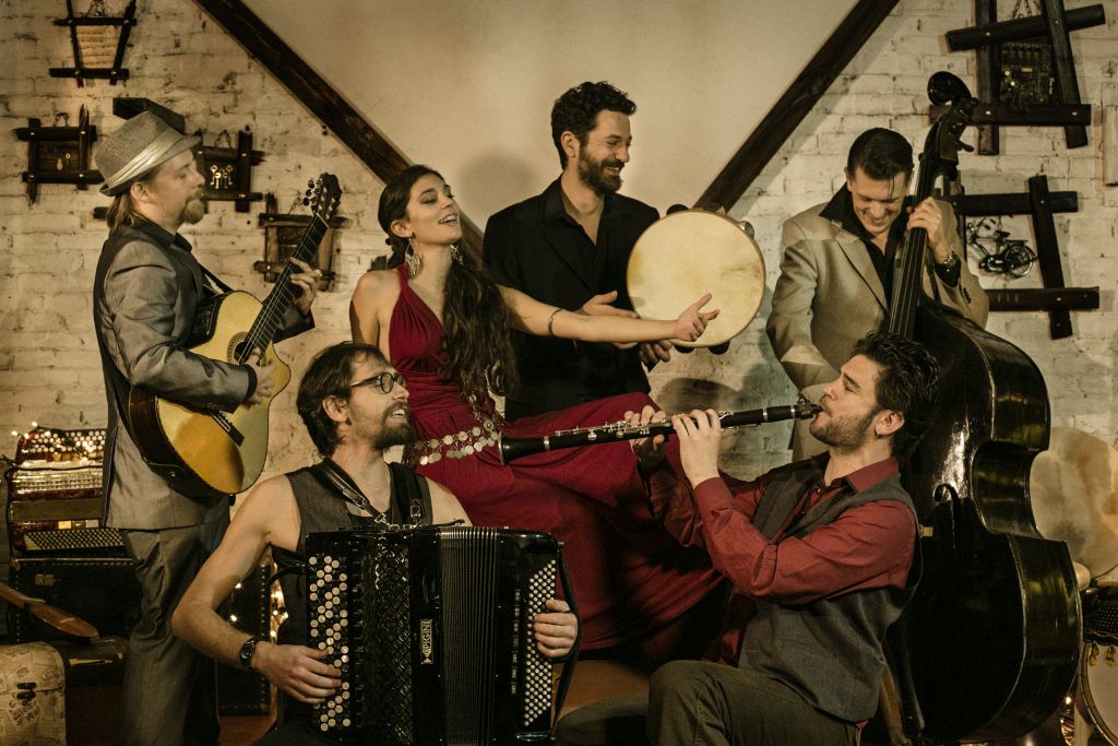 La Barcelona Gipsy Balkan Orchestra obre l'Artpegi 2016