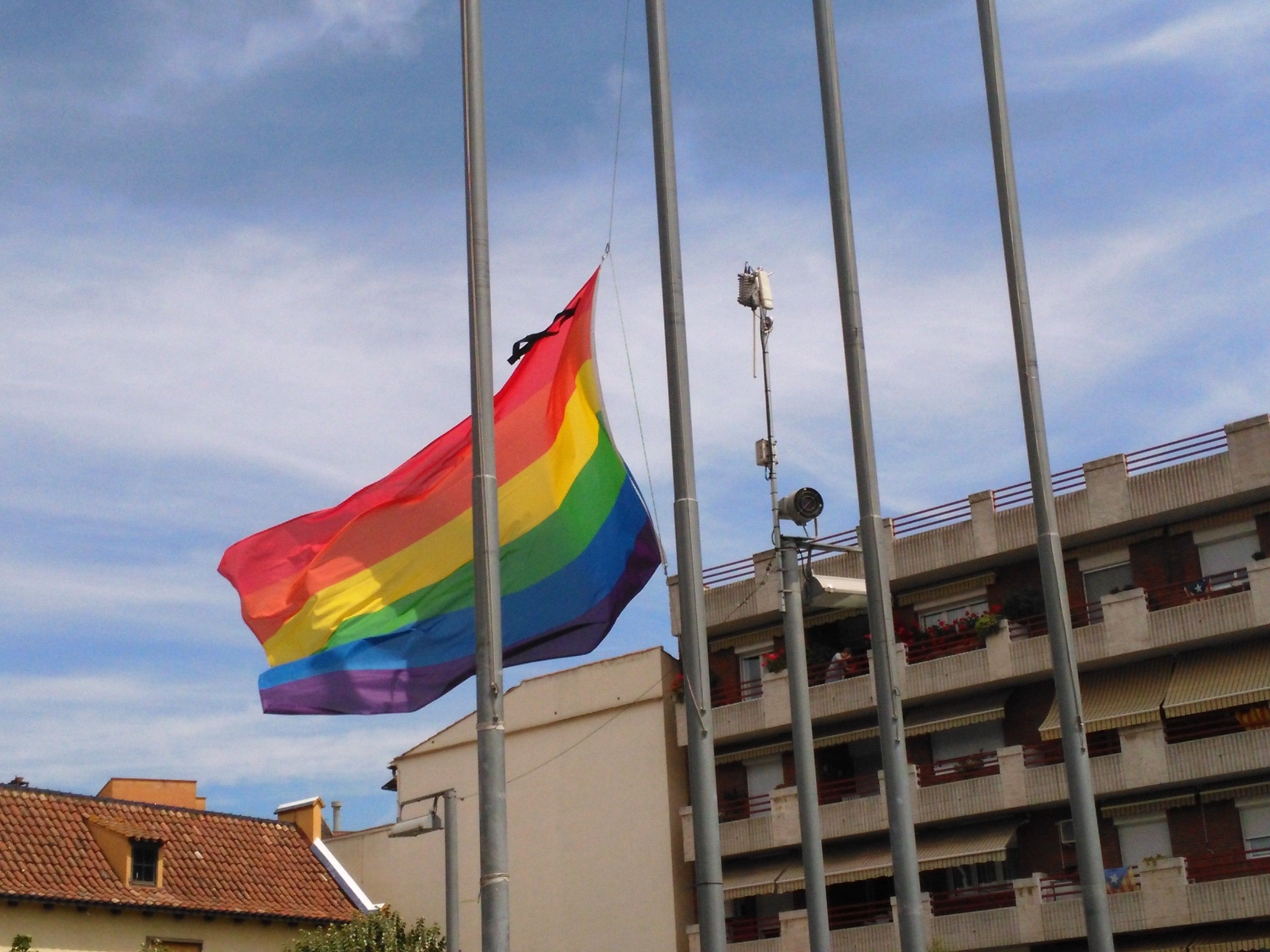 Cerdanyola llueix la bandera de l'arc de Sant Martí a mig pal amb un llaç negre