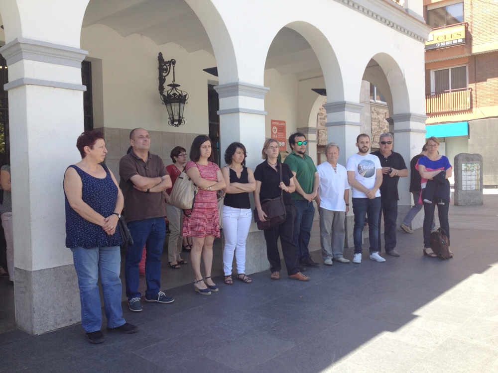 Minut de silenci en suport a les víctimes de l’atemptat d'Orlando i la dona assassinada a Badalona