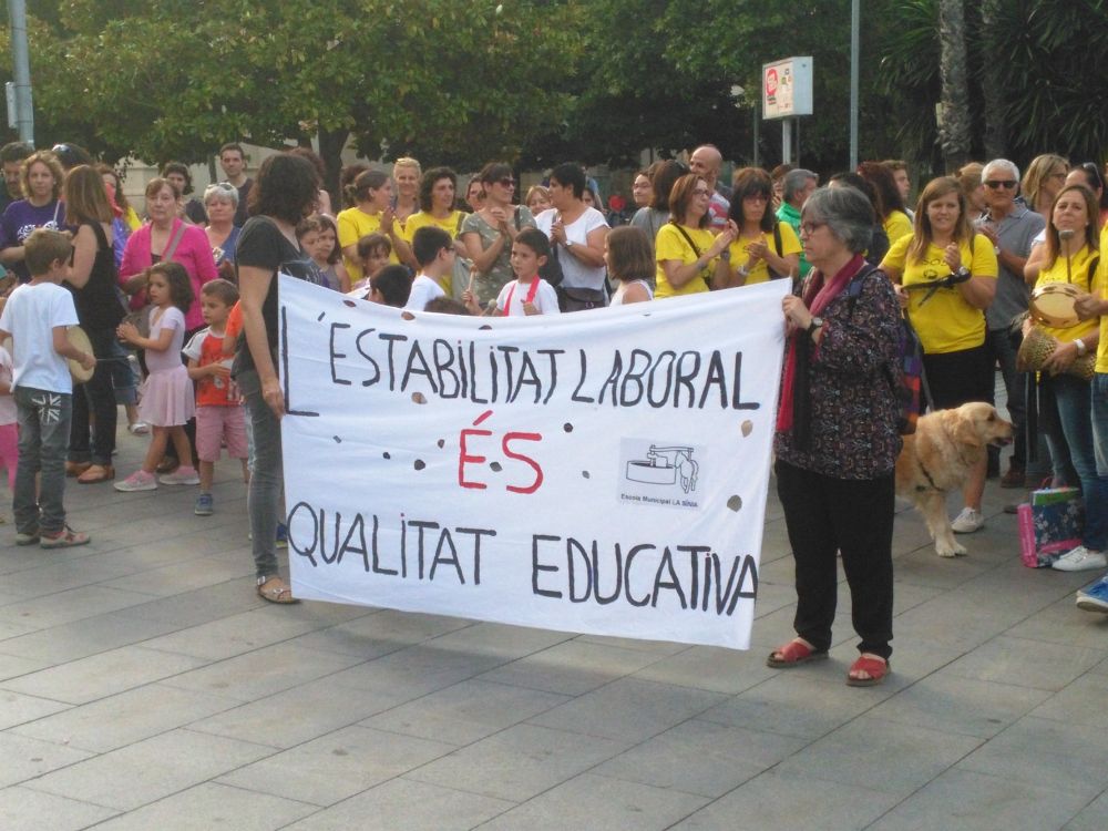 Concentració de protesta del professorat i famílies de l'Escola La Sínia
