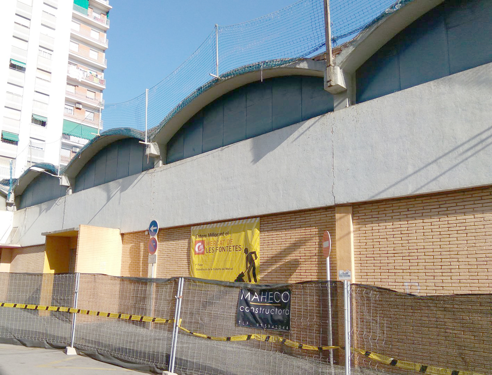 Continuen les obres al mercat de Les Fontetes amb la instal·lació de les plaques metàliques a la teulada