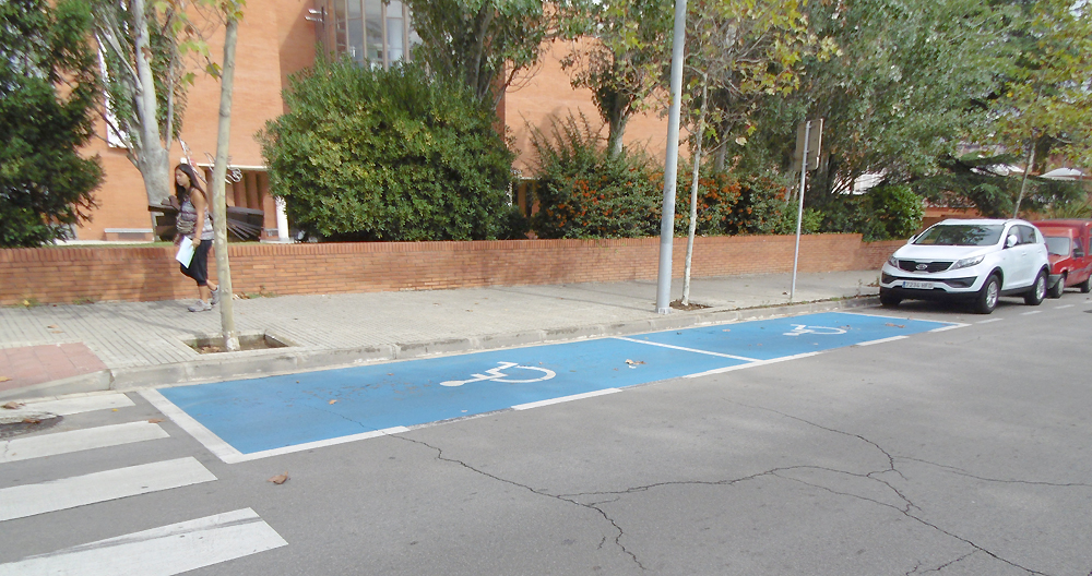 Suma d'esforços per ampliar i regular les places d'aparcament per a persones amb mobilitat reduïda