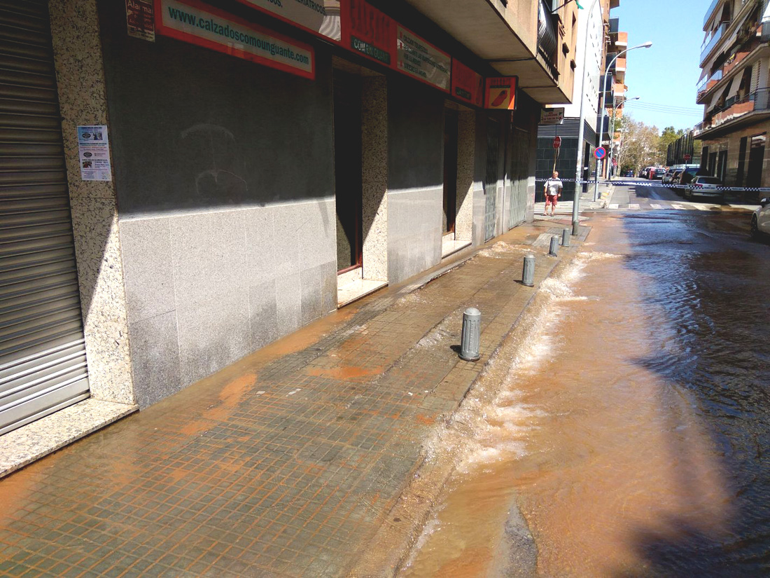 Escapament d'aigua al carrer de Felicià Xarau