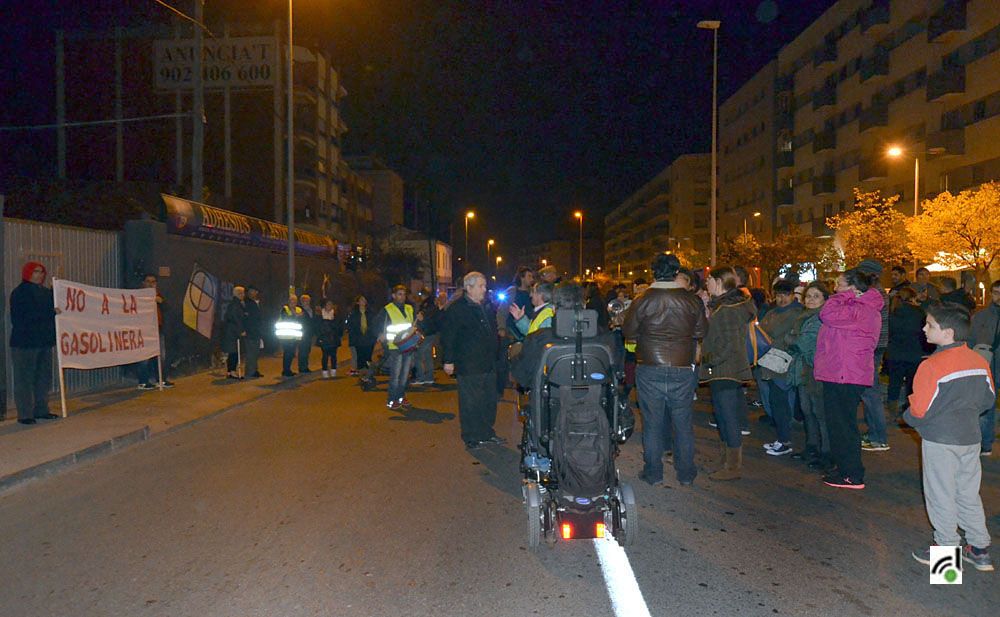 Protesta veïnal contra una benzinera a tocar dels habitatges, una escola i un CAP