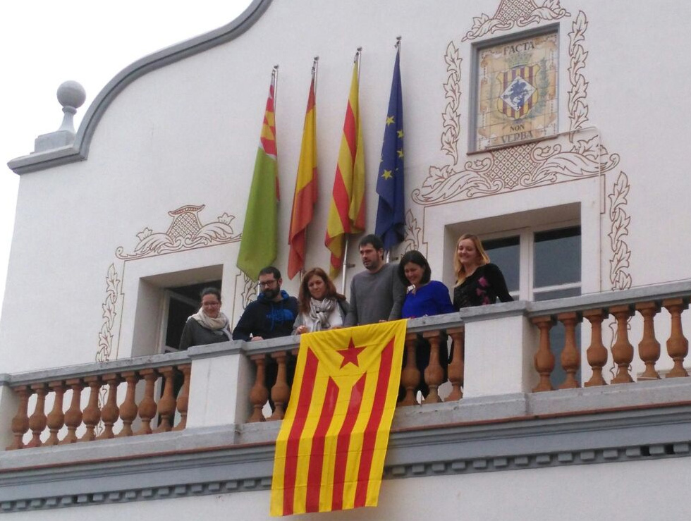 Una estelada a l'Ajuntament en suport a l'alcaldessa de Berga