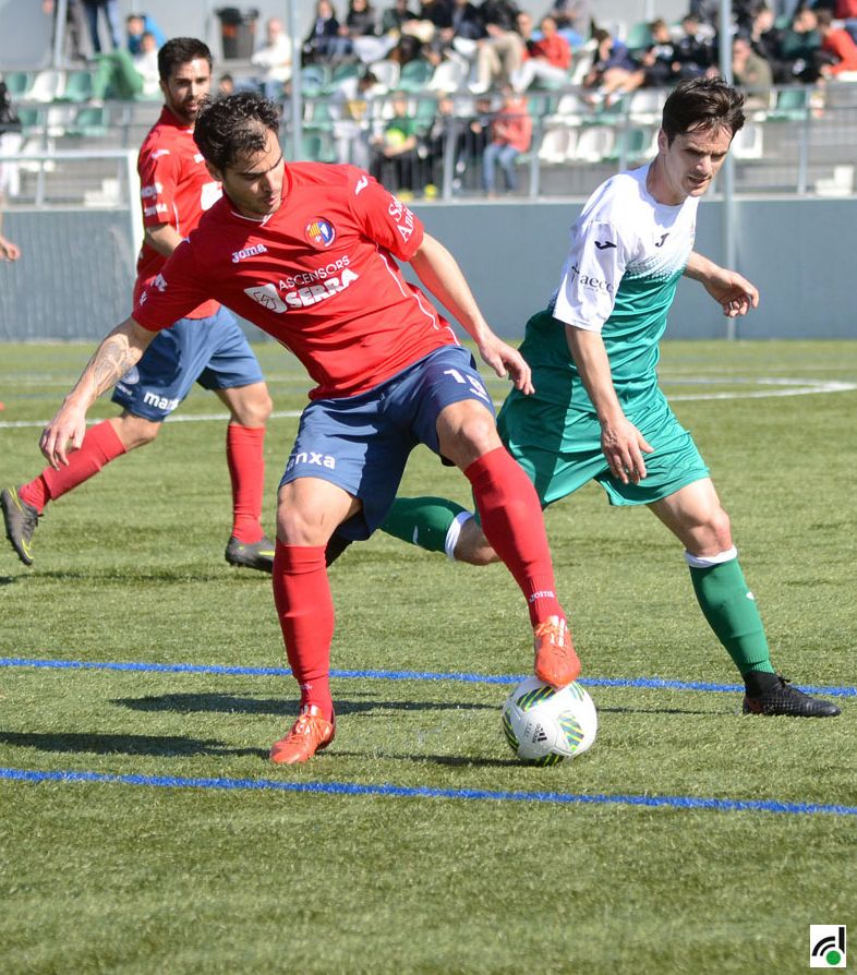 El bon partit del Cerdanyola FC és insuficient per derrotar el líder Olot (0-2)