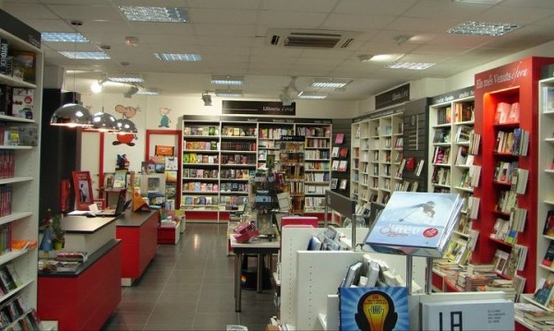 La renovada llibreria Éfora proposa aturar-se per gaudir de la literatura