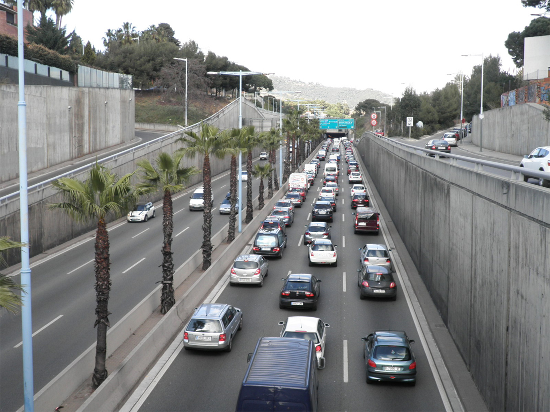 L'AMB restringirà progressivament l'accés a Barcelona als vehicles contaminants