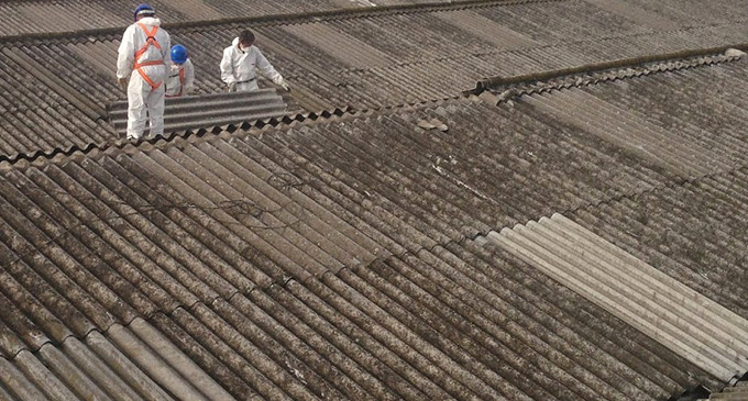 Els Amics de la UAB porten el problema ambiental de l'amiant al Col·legi de Periodistes