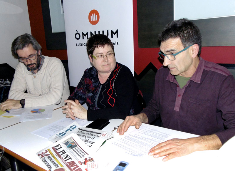 Òmnium Cerdanyola avalua i promociona la presència de la premsa en català als establiments de la ciutat