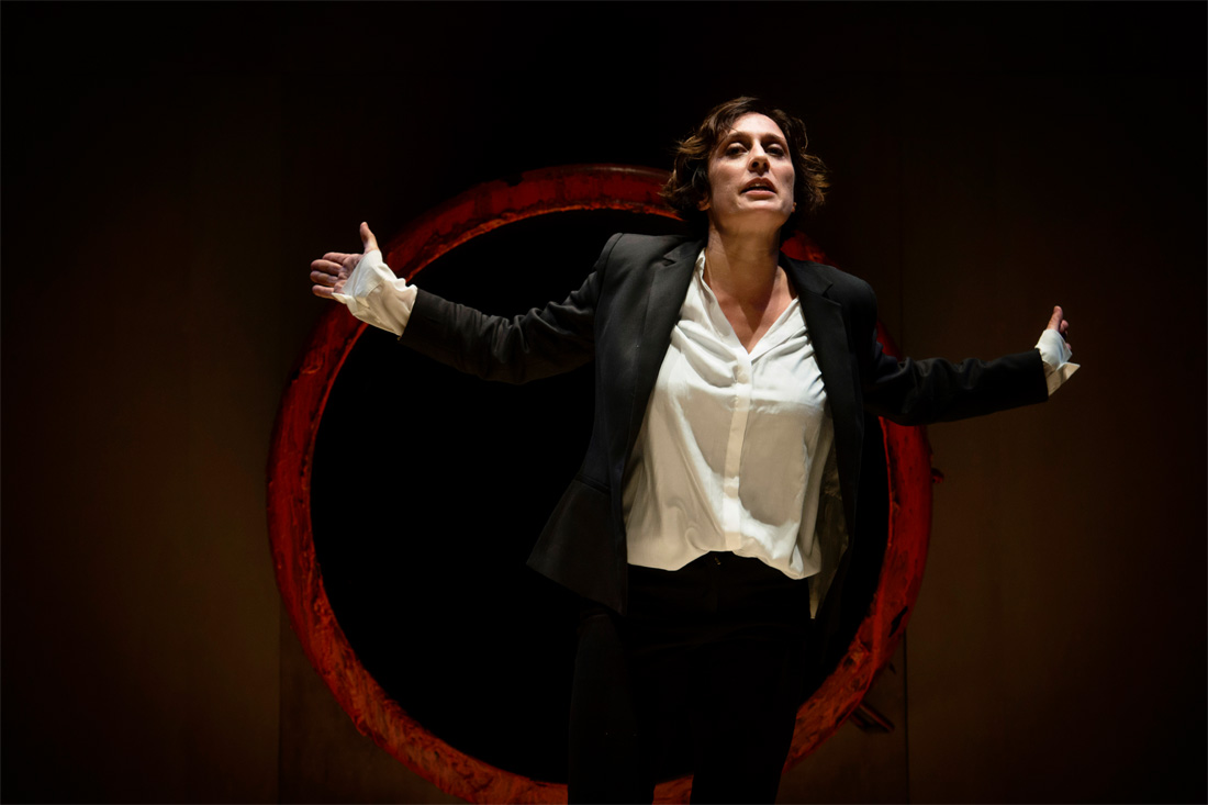 La superdona Segura obre una agenda amb Firestoc i fugida dramatitzada dels nazis