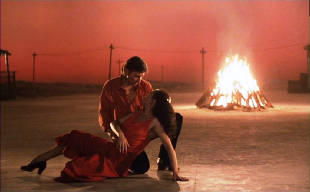 El foc follet il·lumina l'escenari del Teatre Ateneu