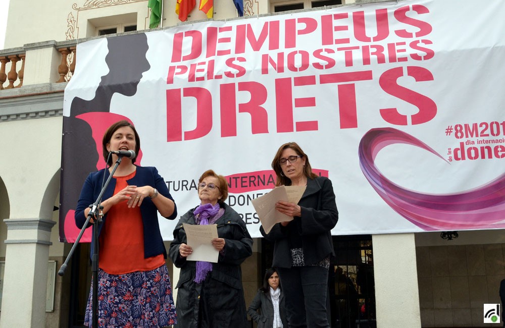 Cerdanyola s'aixeca dempeus pels drets de les dones