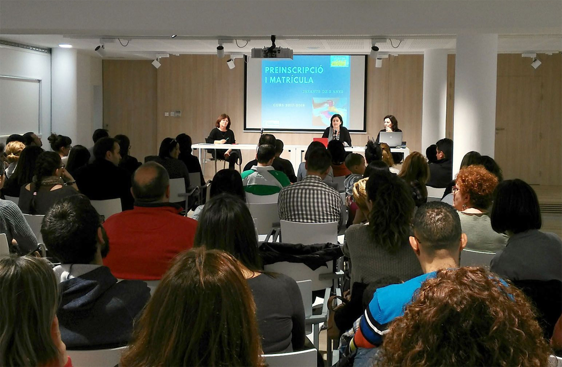 Un centenar de famílies assisteixen a la xerrada sobre la preinscripció escolar