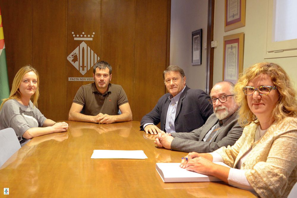 L'alcalde Carles Escolà rep al president de la Federació Catalana d'Handbol Jaume Fort