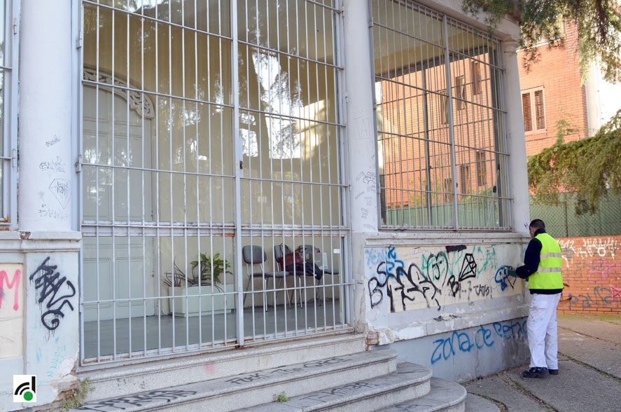 Operaris contractats a través dels Plans d'Ocupació  netegen els graffitis de la ciutat