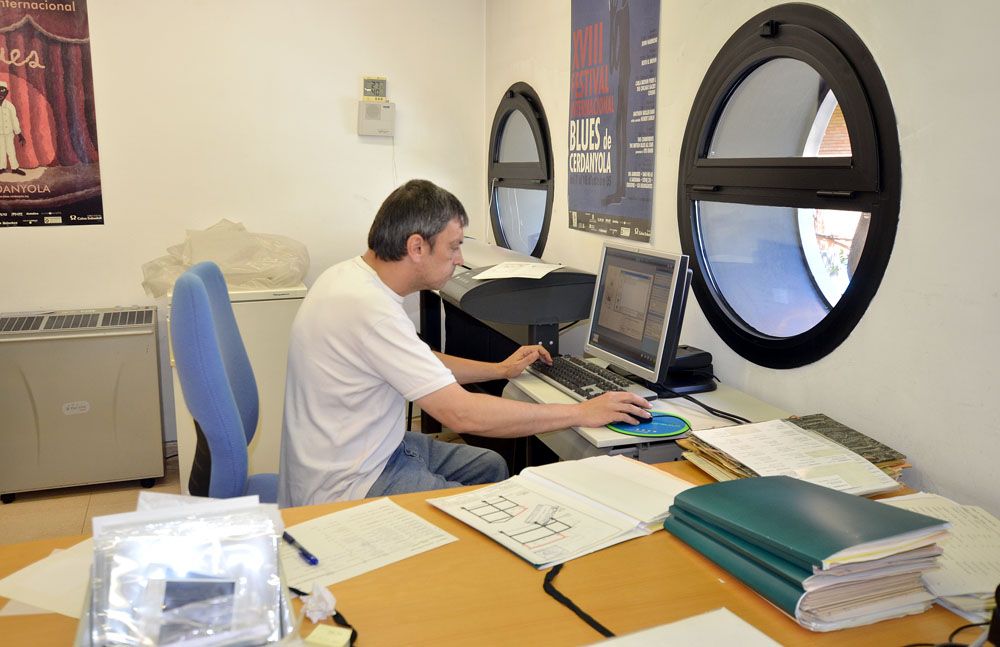 Operaris dels Plans d'Ocupació digitalitzen documentació municipal i xarxes de serveis de la ciutat