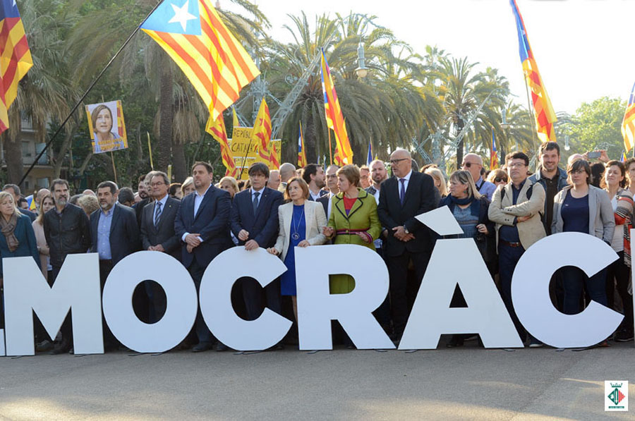 L'alcalde i la primera tinenta d'alcaldia de Cerdanyola presents a la concentració de suport a Carme Forcadell i Anna Simó