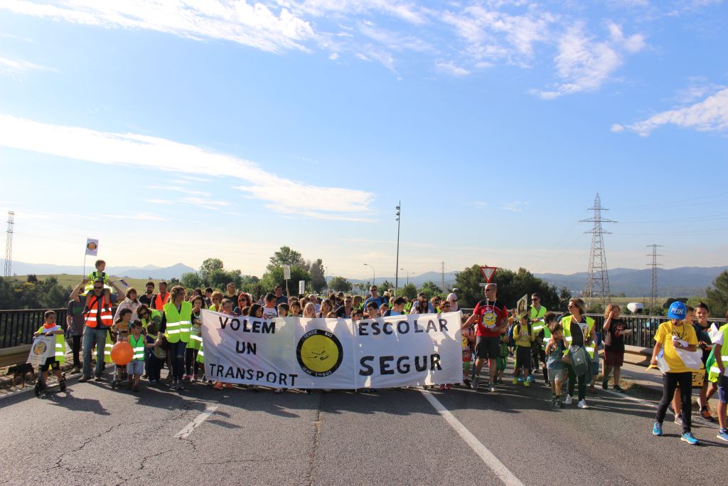 L'Escoleta torna a manifestar-se per demanar la continuïtat d'un transport escolar digne i segur