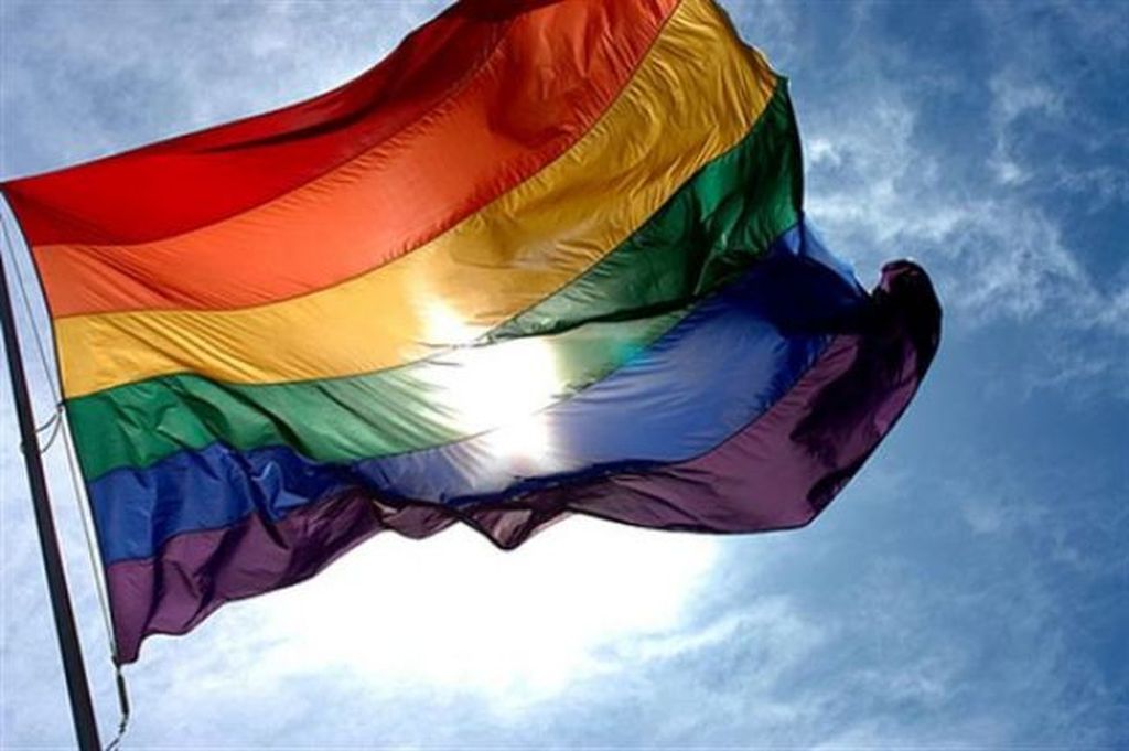 L'Ajuntament hissa la bandera multicolor en motiu del Dia Internacional contra la LGTBI Fòbia