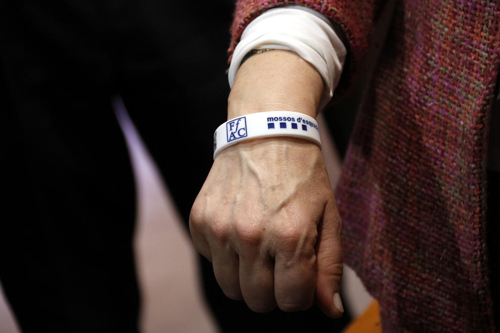 Mossos i familiars creen una polsera amb codi QR per a identificar malalts d'Alzheimer que es perdin