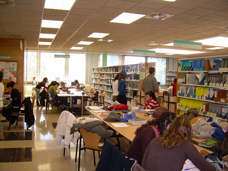 Les biblioteques de la UAB ofereixen recursos d’estudi per a estudiants amb necessitats específiques