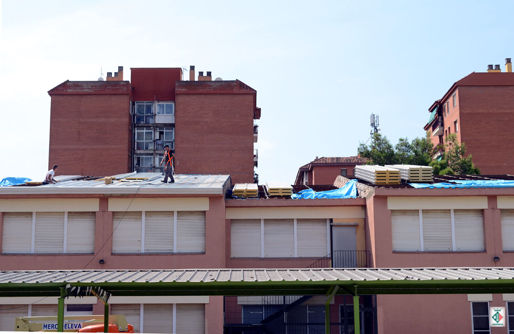 Substitució de la coberta de fibrociment de l'Escola Serraperera