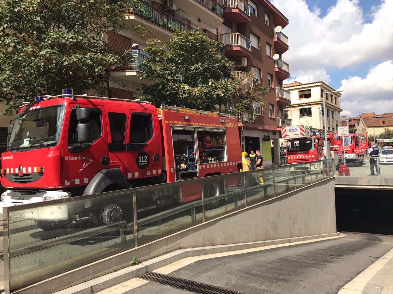 Un incendi a la cuina d'un pis provoca el tall del carrer de Lluís Companys