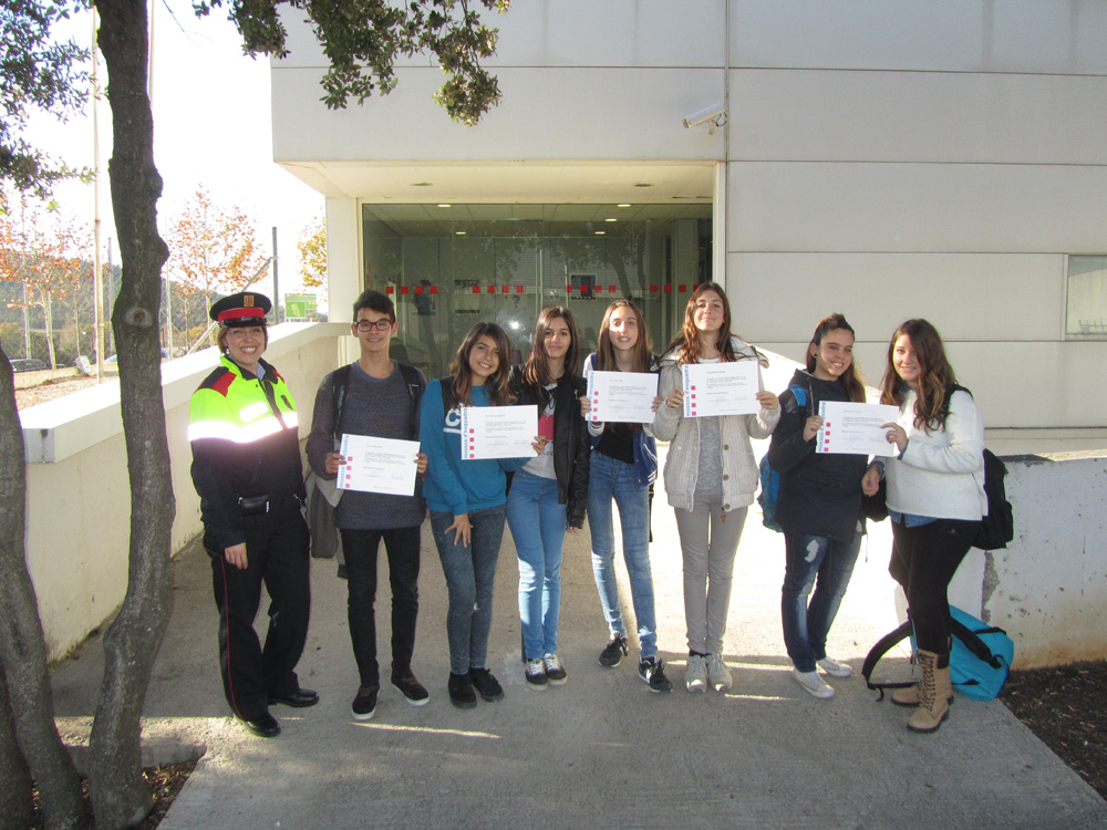 Els Mossos aconsellen als joves sobre els avantatges i desavantatges de les xarxes socials