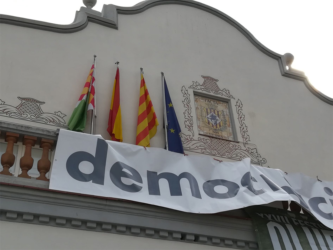 La bandera espanyola torna a la façana de l'Ajuntament