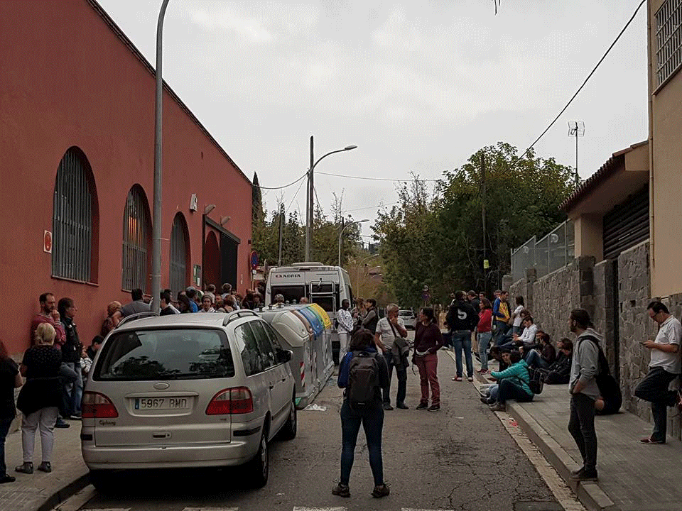 Grups de ciutadans vetllen urnes als col·legis electorals