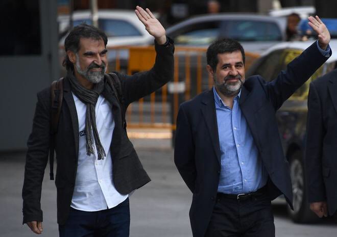 El govern municipal condemna l'empresonament dels presidents d'Òmnium i l'ANC