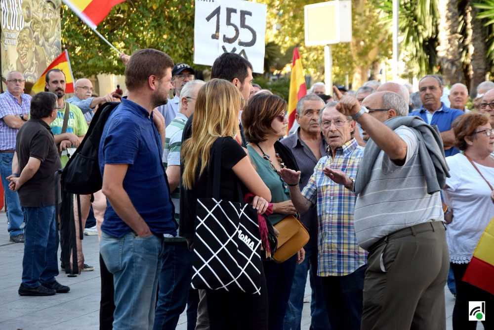 Les protestes contra la retirada de la bandera espanyola i contra la violència policial marquen el Ple