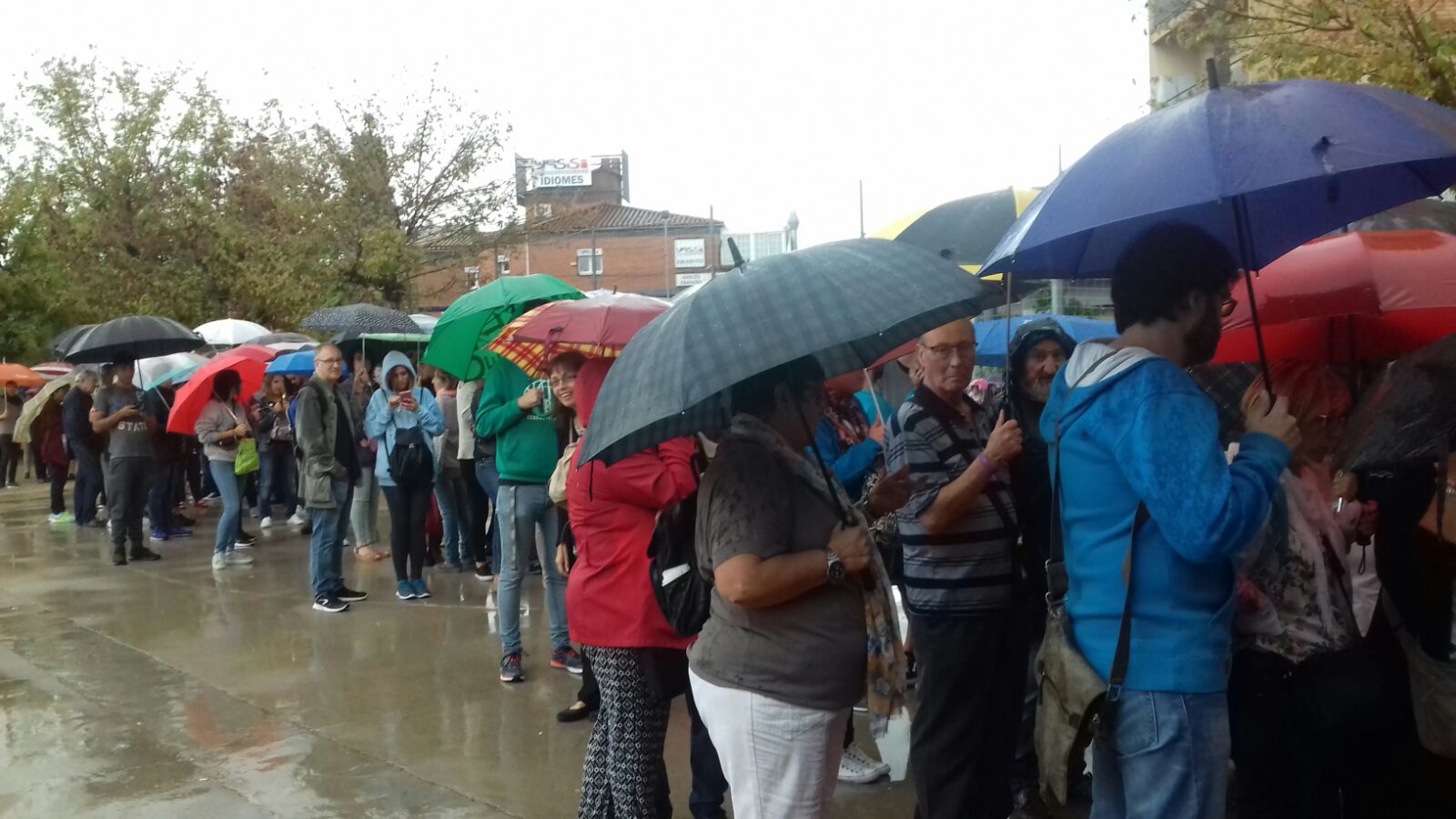 Les votacions segueixen desafiant la pluja i el bloqueig informàtic