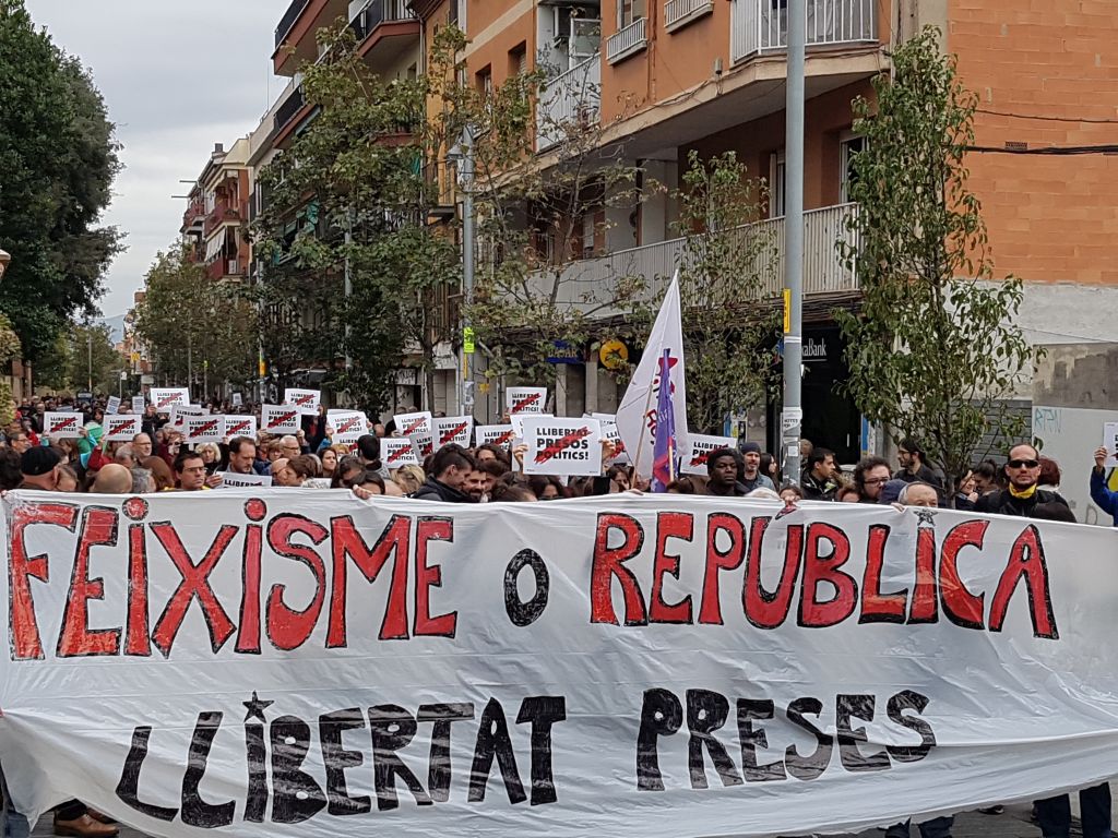 Centenars de persones tornen a fer els carrers seus reivindicant la llibertat dels presos