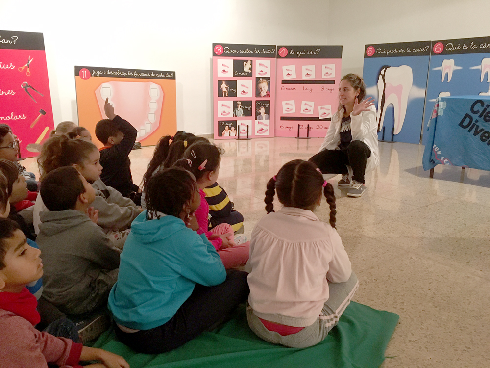 Escolars de 1r aprenen a cuidar les seves dents i fan la seva pròpia pasta dental